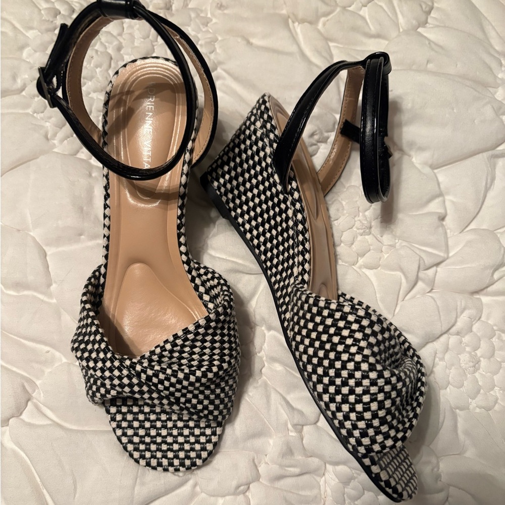 NWT Adrienne Vittadini Angi Wedge Sandal